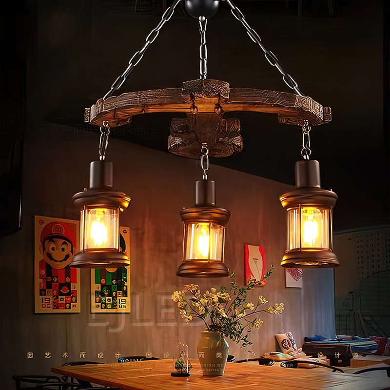Esta lámpara colgante cilíndrica de madera cuenta con tres luces estilo farol suspendidas de una viga de madera curva colgada por cadenas. - view 3