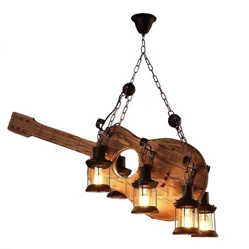 Esta lámpara colgante rústica de madera tiene una forma única de guitarra equipada con cinco faroles colgantes y bombillas de estilo vintage.