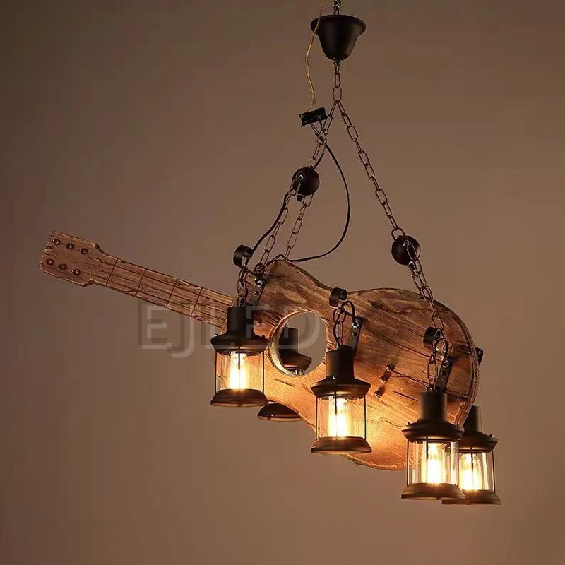 Esta lámpara colgante rústica de madera tiene una forma única de guitarra equipada con cinco faroles colgantes y bombillas de estilo vintage. - view 3