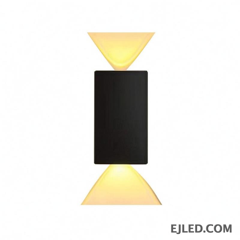Designed for both residential and commercial projects, the WL0003 is a black aluminum wall light. It offers indirect and diffused illumination from a compact, rectangular form factor, suitable for corridors or accent lighting.