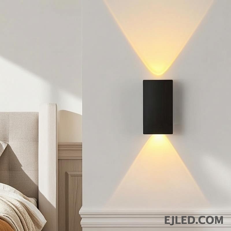 Designed for both residential and commercial projects, the WL0003 is a black aluminum wall light. It offers indirect and diffused illumination from a compact, rectangular form factor, suitable for corridors or accent lighting. - view 4