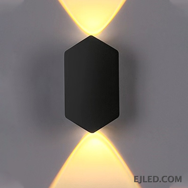 Un aplique de pared de aluminio, el WL0004 presenta un perfil compacto y rectangular ideal para iluminación de acento en áreas más pequeñas. Proyecta un brillo ambiental desde su cuerpo con acabado negro, adecuado para una iluminación sutil. - view 2