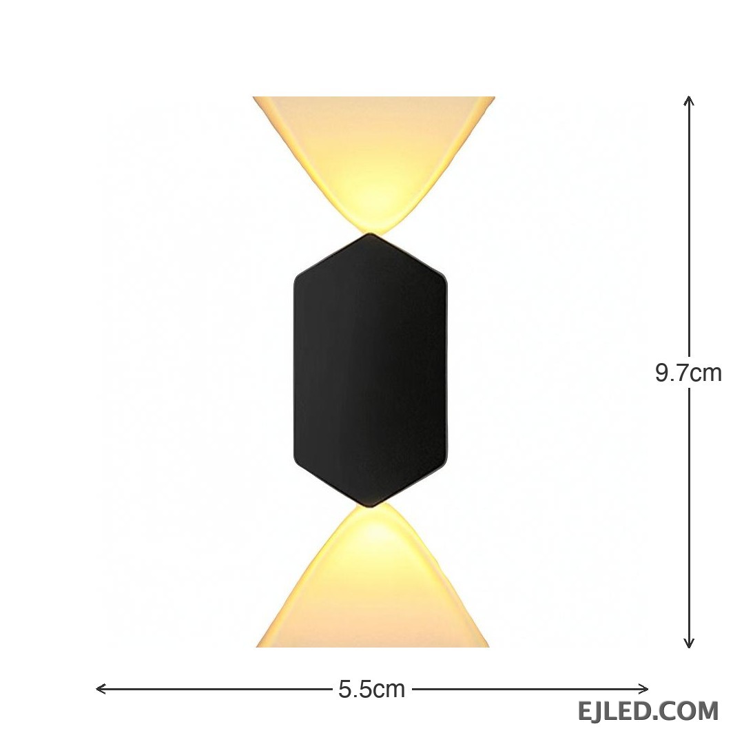 Un aplique de pared de aluminio, el WL0004 presenta un perfil compacto y rectangular ideal para iluminación de acento en áreas más pequeñas. Proyecta un brillo ambiental desde su cuerpo con acabado negro, adecuado para una iluminación sutil. - view 3