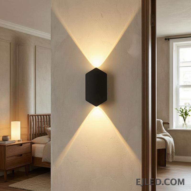 Un aplique de pared de aluminio, el WL0004 presenta un perfil compacto y rectangular ideal para iluminación de acento en áreas más pequeñas. Proyecta un brillo ambiental desde su cuerpo con acabado negro, adecuado para una iluminación sutil. - view 4