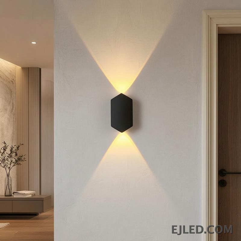Un aplique de pared de aluminio, el WL0004 presenta un perfil compacto y rectangular ideal para iluminación de acento en áreas más pequeñas. Proyecta un brillo ambiental desde su cuerpo con acabado negro, adecuado para una iluminación sutil. - view 5