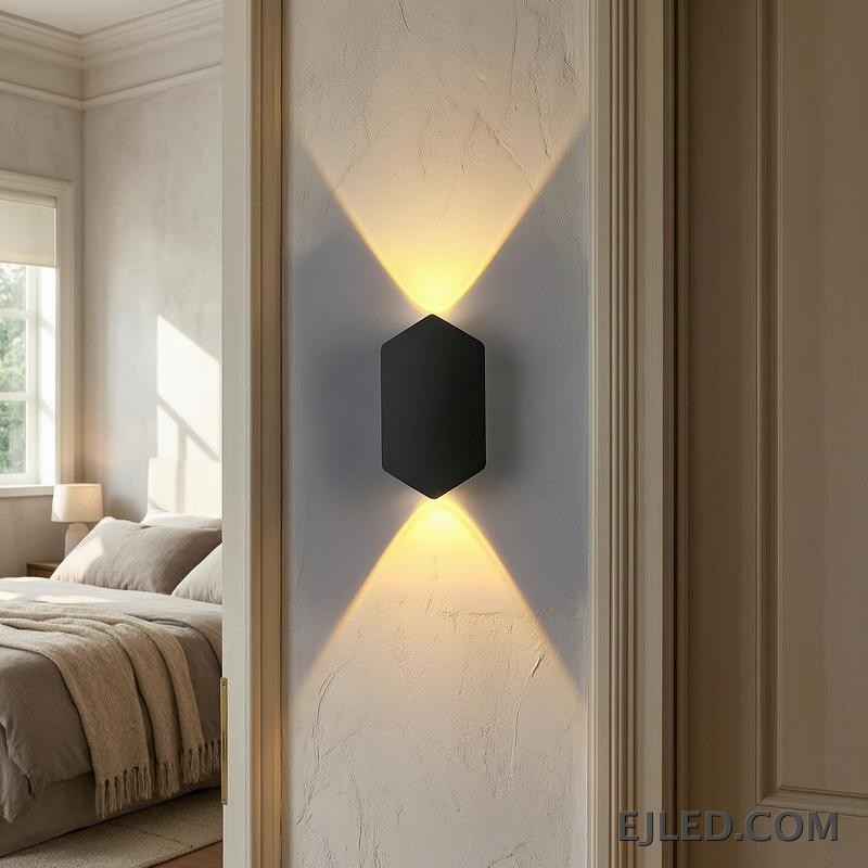 Un aplique de pared de aluminio, el WL0004 presenta un perfil compacto y rectangular ideal para iluminación de acento en áreas más pequeñas. Proyecta un brillo ambiental desde su cuerpo con acabado negro, adecuado para una iluminación sutil. - view 6