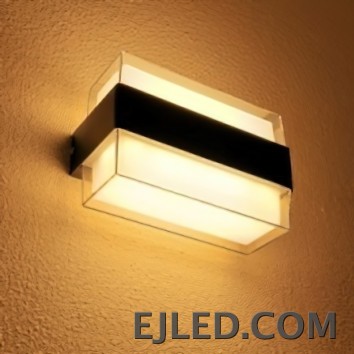 Un aplique rectangular, el WL0007 cuenta con un difusor acrílico que proporciona una iluminación amplia y uniforme. Su acabado blanco y perfil compacto lo hacen adecuado para iluminación general o suplementaria en diversos entornos. - view 2