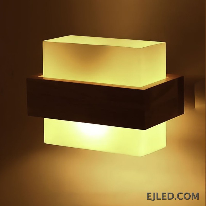 Un aplique rectangular, el WL0007 cuenta con un difusor acrílico que proporciona una iluminación amplia y uniforme. Su acabado blanco y perfil compacto lo hacen adecuado para iluminación general o suplementaria en diversos entornos. - view 3