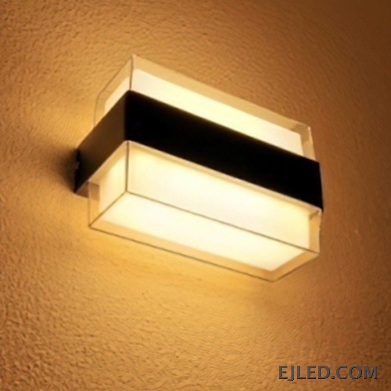 Un aplique rectangular, el WL0007 cuenta con un difusor acrílico que proporciona una iluminación amplia y uniforme. Su acabado blanco y perfil compacto lo hacen adecuado para iluminación general o suplementaria en diversos entornos. - view 4
