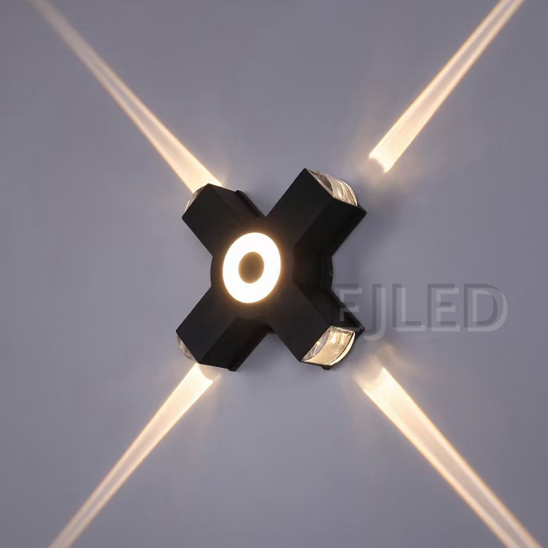 Este aplique de pared de aluminio negro presenta un cuerpo rectangular con un elemento circular luminoso central y extremos de montaje expuestos, creando una silueta moderna distintiva. - view 4