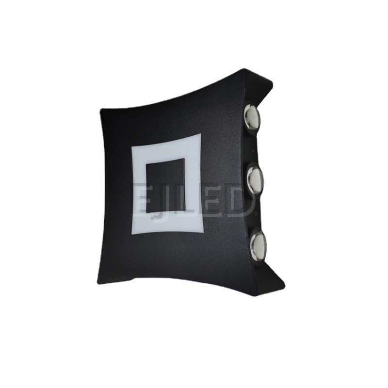 Este aplique de pared de plástico negro presenta un cuerpo cuadrado con un elemento de iluminación cuadrado blanco integrado y lentes laterales. El modelo WL0030 está diseñado para montaje en pared comercial y residencial.