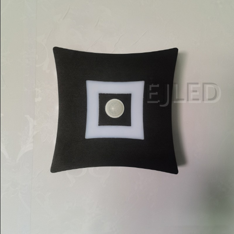 Este aplique de pared de plástico negro presenta un cuerpo cuadrado con un elemento de iluminación cuadrado blanco integrado y lentes laterales. El modelo WL0030 está diseñado para montaje en pared comercial y residencial. - view 2